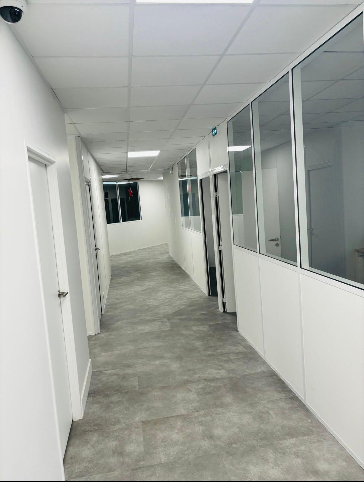 Espace de bureaux cloisonnés — travaux tertiaires BSB Décoration