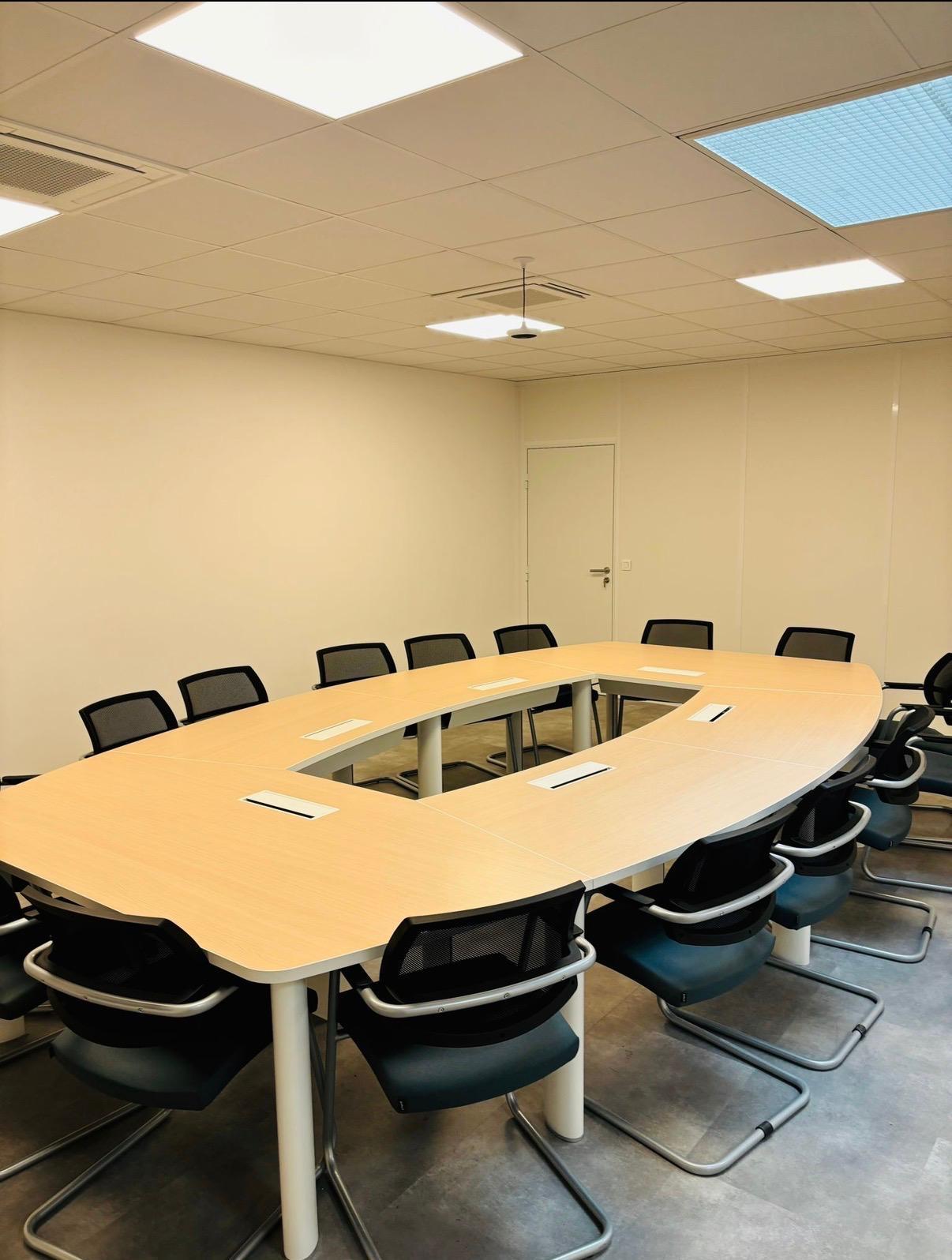 Salle de réunion aménagée — locaux professionnels Île-de-France